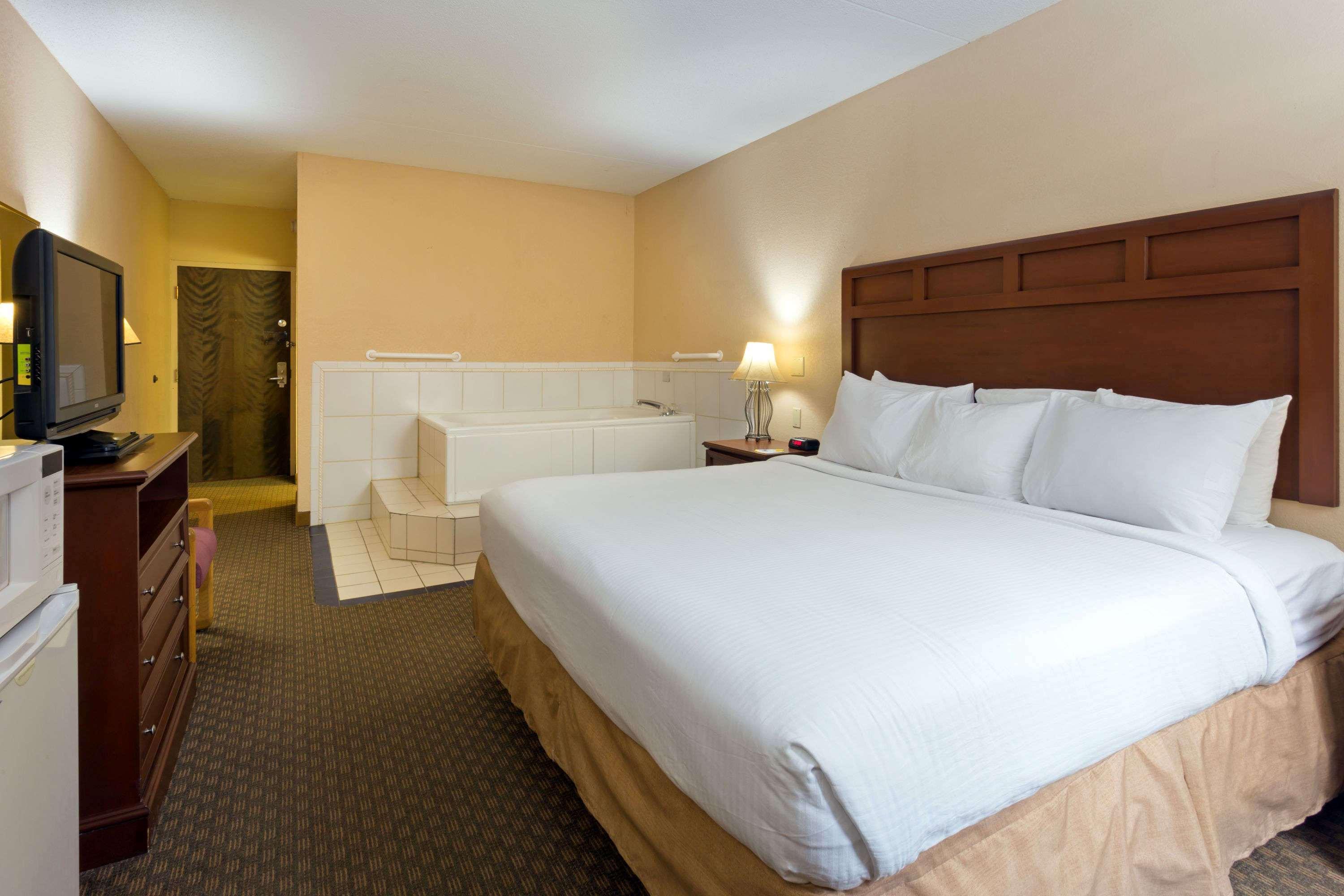 Days Inn & Suites By Wyndham Northwest Indianapolis Eksteriør billede