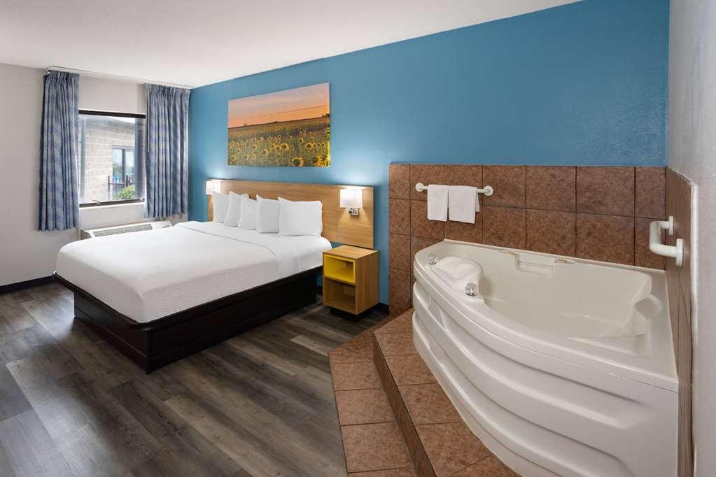 Days Inn & Suites By Wyndham Northwest Indianapolis Værelse billede