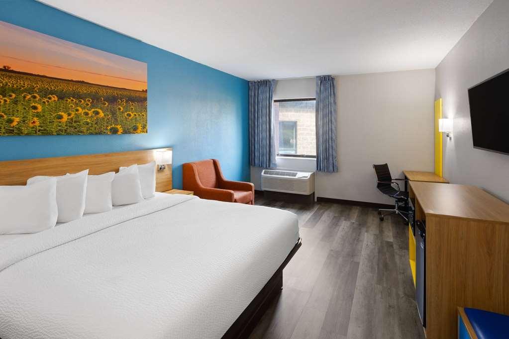 Days Inn & Suites By Wyndham Northwest Indianapolis Værelse billede