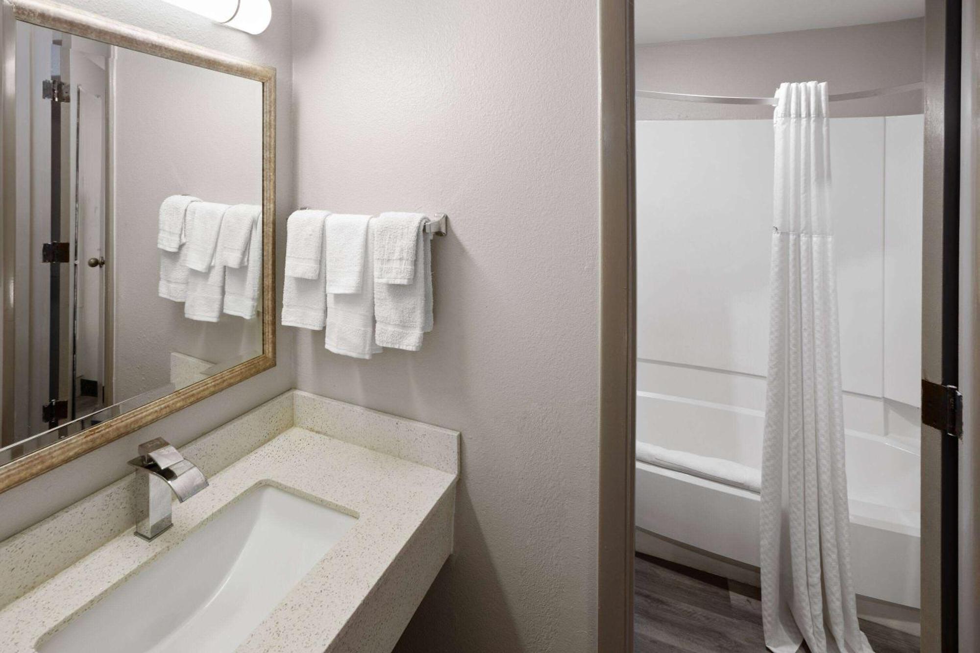 Days Inn & Suites By Wyndham Northwest Indianapolis Eksteriør billede